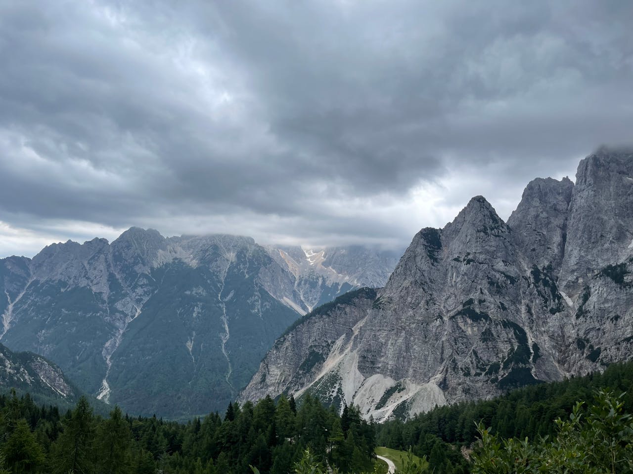 moody-julian-alps-landscape-in-slovenia-32562801